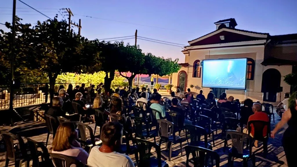 Πάτρα: Τα «Πεσμένα Φύλλα» φέρνουν τον Καουρισμάκι στο προαύλιο του Δημαρχείου Πάτρα: Τα «Πεσμένα Φύλλα» φέρνουν τον Καουρισμάκι στο προαύλιο του Δημαρχείου