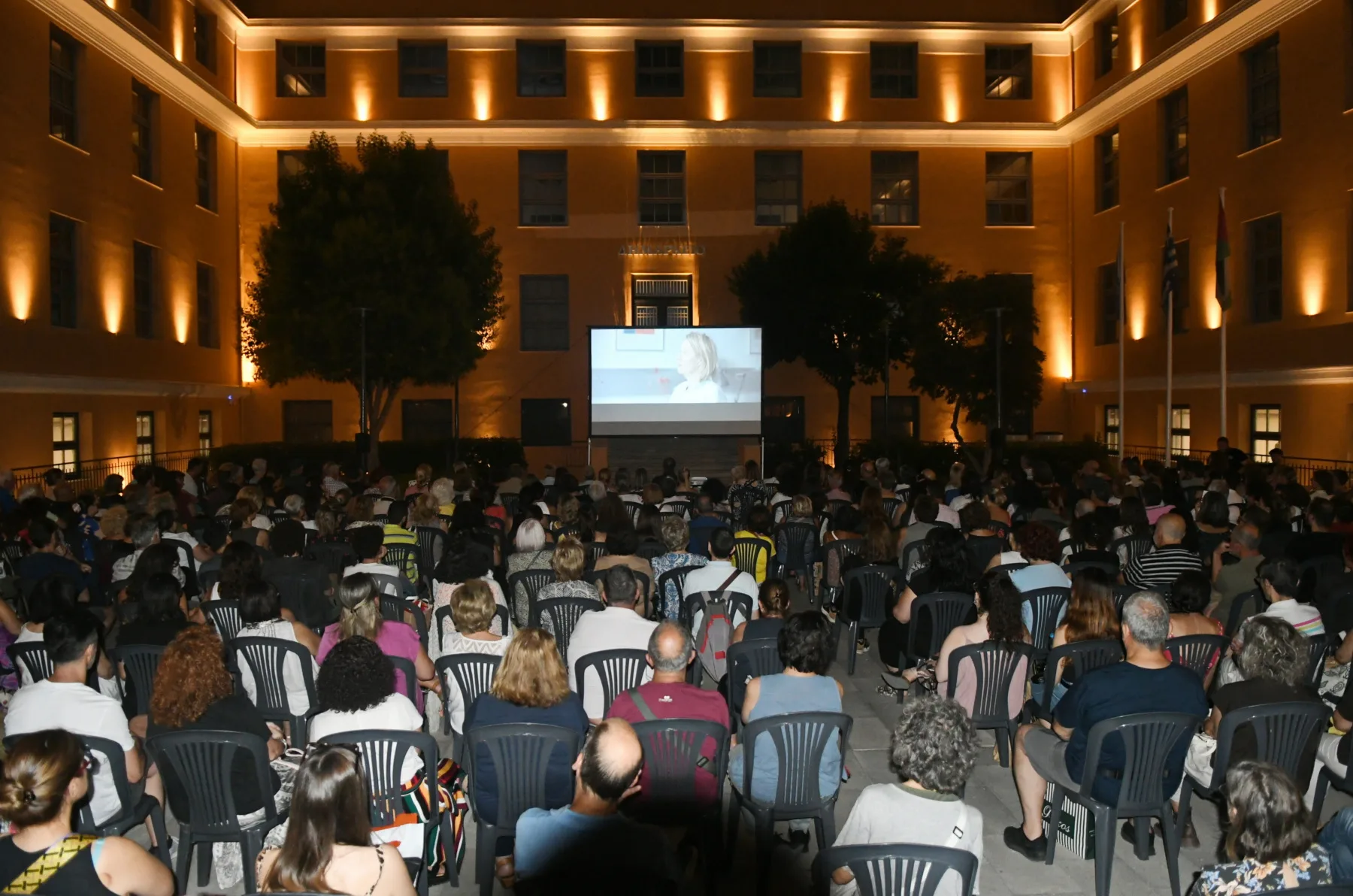 Πάτρα: Το νέο Δημαρχείο έγινε θερινό σινεμά – Εκατοντάδες θεατές για τα «Ξεκινήματα»