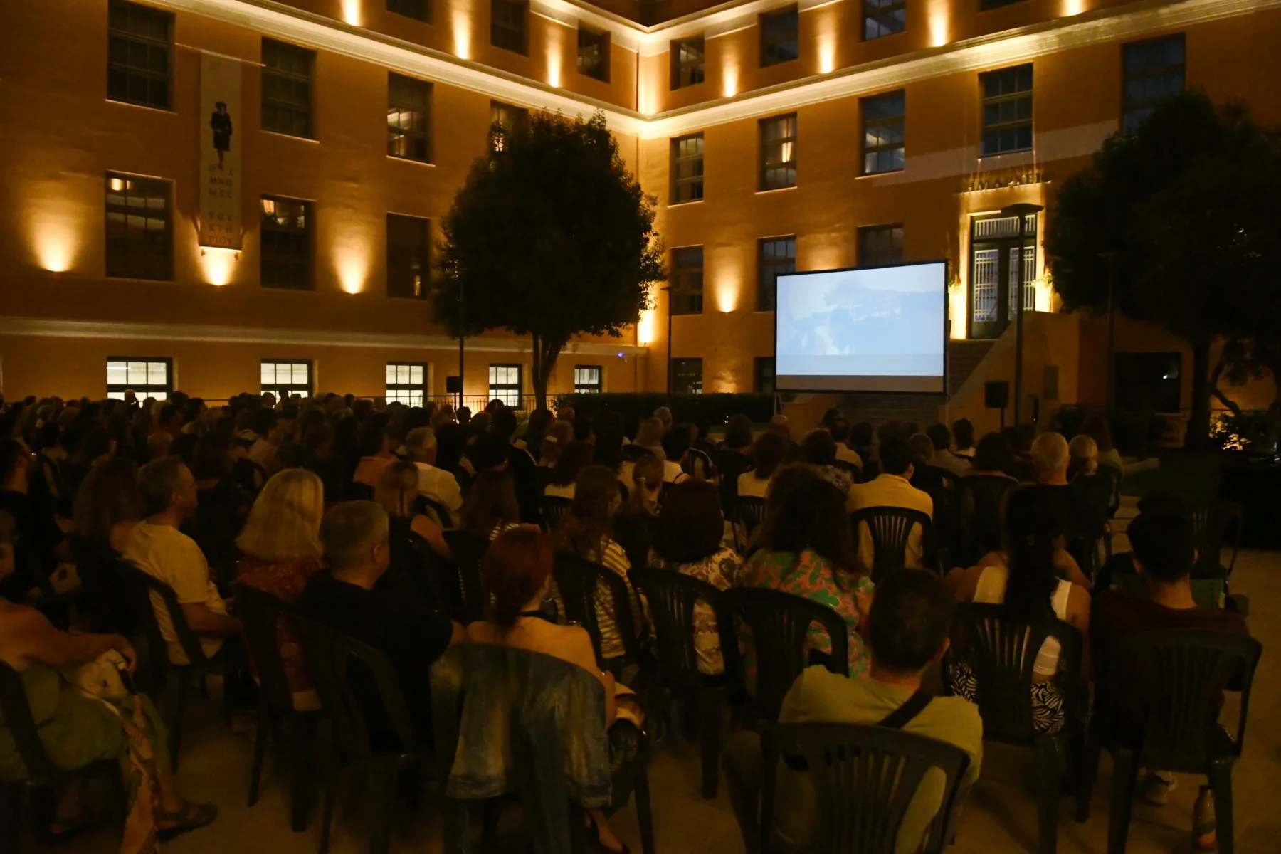 Πάτρα: Το νέο Δημαρχείο έγινε θερινό σινεμά – Εκατοντάδες θεατές για τα «Ξεκινήματα»