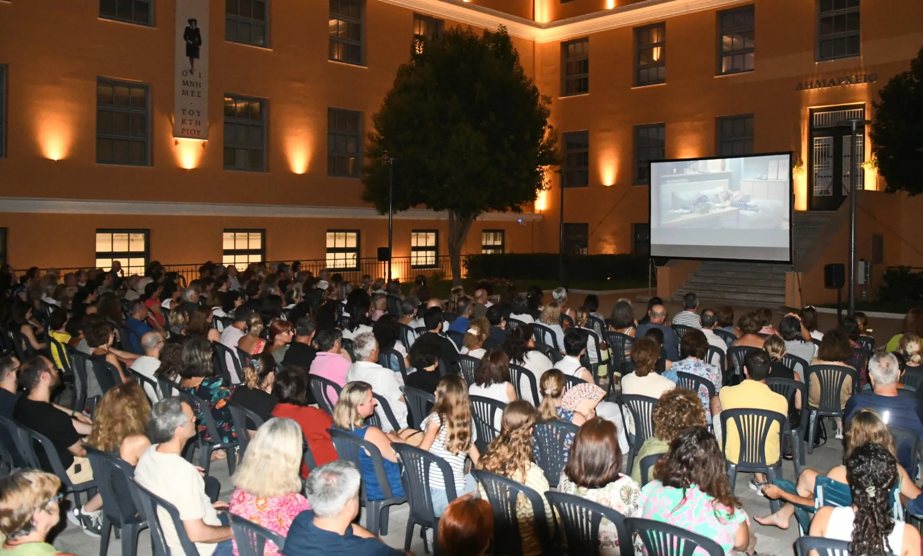 Πάτρα: Το νέο Δημαρχείο έγινε θερινό σινεμά – Εκατοντάδες θεατές για τα «Ξεκινήματα»