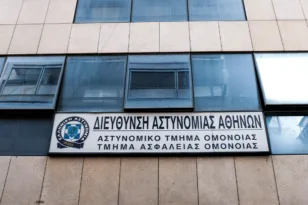 Καταδίκη 4 και 4,5 ετών με αναστολή στους δύο αστυνομικούς για τον βιασμό της 19χρονης στο ΑΤ Ομόνοιας