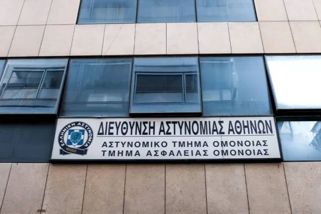 Καταδίκη 4 και 4,5 ετών με αναστολή στους δύο αστυνομικούς για τον βιασμό της 19χρονης στο ΑΤ Ομόνοιας