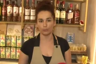«Εκείνη τη στιγμή έβγαλε το όπλο. Πήρα τη σφουγγαρίστρα και τον βάραγα» αποκαλυπτική η υπάλληλος που κυνήγησε τον ληστή