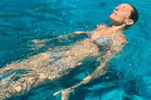 Ζέτα Δούκα: Οι βουτιές στο «βαθύ μπλε» και η καλοκαιρινή ανάρτηση με πολύχρωμο μαγιό