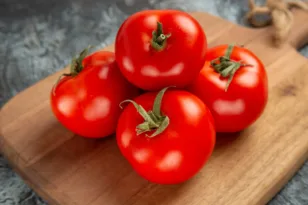 Τρώτε ντομάτες κάθε μέρα; Οι 5 περιπτώσεις που χρειάζονται προσοχή