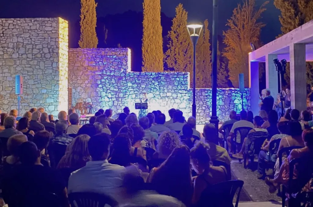 Ήλιδα: Κατάμεστο το Μουσείο κάτω από την πανσέληνο – Από το «Caruso» στη «Νύχτα μαγικιά» ΦΩΤΟ