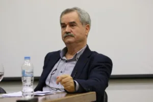Ηχηρή παραίτηση Μπουζάκη από το ΕΑΠ: Σκληρό μήνυμα προς τον πρύτανη με το αρχαιοελληνικό ρητό: «Αρχή άνδρα δείκνυσι» Ηχηρή παραίτηση Μπουζάκη από το ΕΑΠ: Σκληρό μήνυμα προς τον πρύτανη με το αρχαιοελληνικό ρητό: «Αρχή άνδρα δείκνυσι»