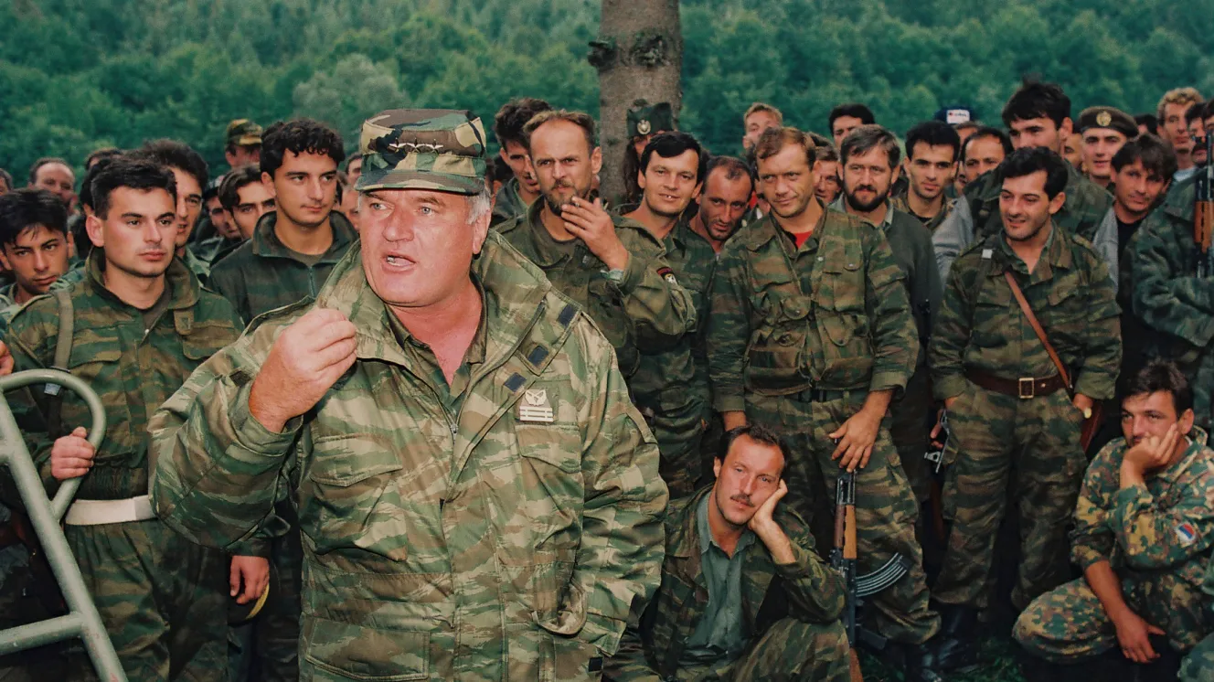 Ράτκο Μλάντιτς: Πλήρεις κρατικές τιμές στην ταφή του – Τι περιμένει το Βελιγράδι από τη Χάγη Ο Ράτκο Μλάντιτς με στρατιωτική στολή ανάμεσα σε Σερβοβόσνιους στρατιώτες κατά τον πόλεμο στη Βοσνία