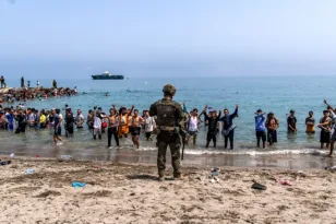 Η Ισπανία υψώνει πλωτό «τείχος» στη Θέουτα – 48.000 άνθρωποι επέστρεψαν στο Μαρόκο