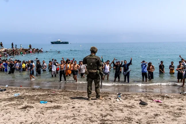 Ισπανοί αστυνομικοί και στρατιώτες περιπολούν στην παραλία Ταραχάλ της Θέουτα μετά τις μαζικές διελεύσεις από το Μαρόκο