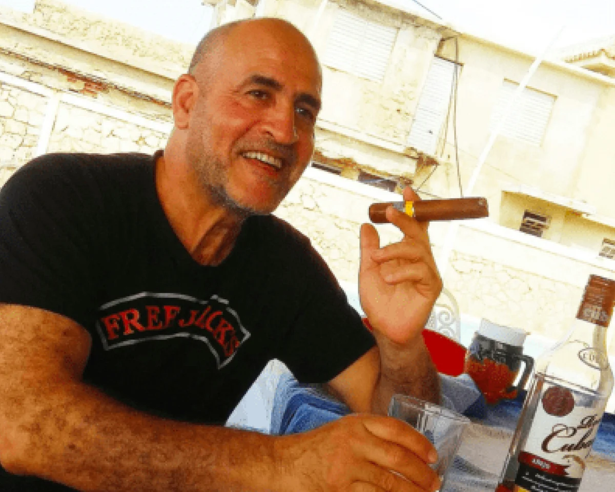 Το όνομά του ήταν παντού στον φάκελο Έπσταϊν – Βρέθηκε νεκρός έξω από το Παρίσι Ο Ντάνιελ Σιάντ κάθεται σε εξωτερικό χώρο κρατώντας ένα πούρο