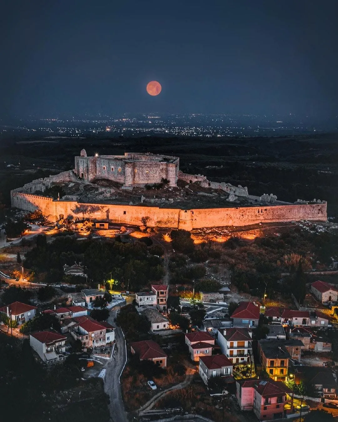 Μία διαδρομή χωρίς πλοίο έχει δάσος δίπλα στο κύμα, φλαμίνγκο και ένα κάστρο 800 ετών Πανοραμική άποψη του μεσαιωνικού Κάστρου Χλεμούτσι στην Ηλεία