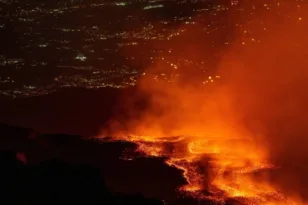 Σιντριβάνι λάβας υψώνεται πάνω από την Αίτνα κατά τη νέα φάση έντονης ηφαιστειακής δραστηριότητας