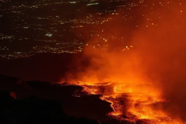Σιντριβάνι λάβας υψώνεται πάνω από την Αίτνα κατά τη νέα φάση έντονης ηφαιστειακής δραστηριότητας