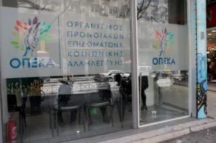 ΟΠΕΚΑ: Μπαίνουν σήμερα έως 1.000 ευρώ στους λογαριασμούς – Ποιοι πληρώνονται