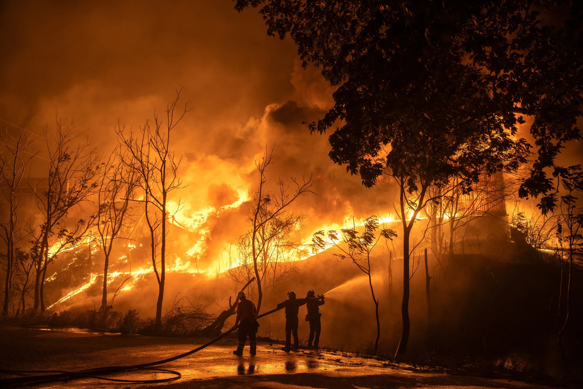 Πώς παρουσιάζουν τα διεθνή μέσα τις φωτιές στην Ελλάδα Πυροσβέστες επιχειρούν με μάνικες μπροστά σε τεράστιες φλόγες και πυκνούς καπνούς