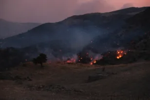 Πώς παρουσιάζουν τα διεθνή μέσα τις φωτιές στην Ελλάδα
