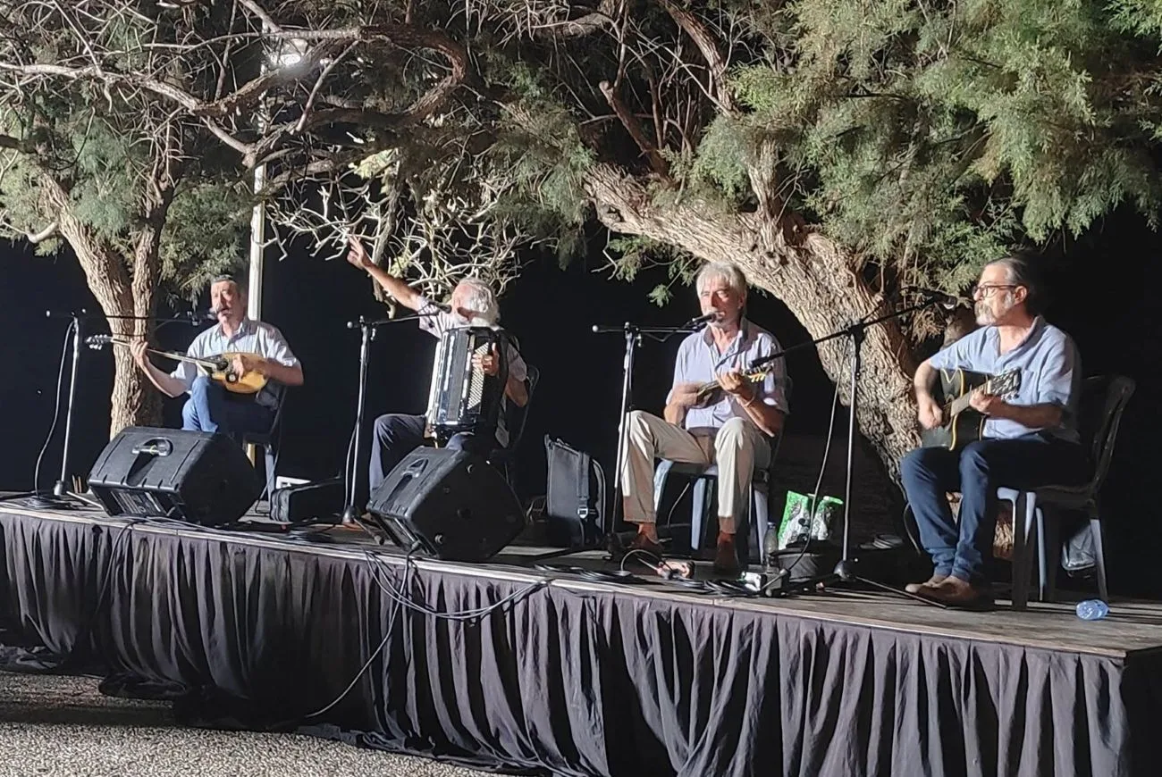 Κουρούτα: Ρεμπέτικη βραδιά γέμισε την πλατεία – Χορός και τραγούδι μέχρι αργά ΦΩΤΟ