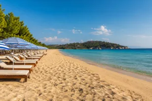 Ξαπλώστρες από «χρυσάφι» – Οι χρεώσεις σε 7 προορισμούς