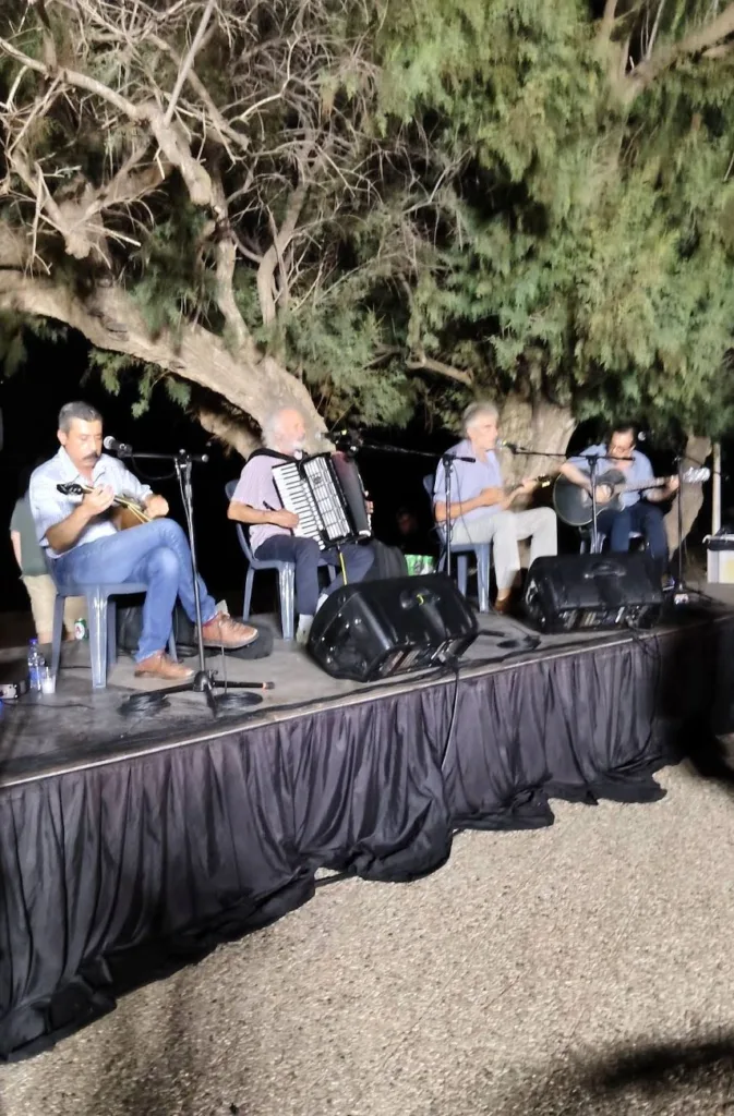 Κουρούτα: Ρεμπέτικη βραδιά γέμισε την πλατεία – Χορός και τραγούδι μέχρι αργά ΦΩΤΟ
