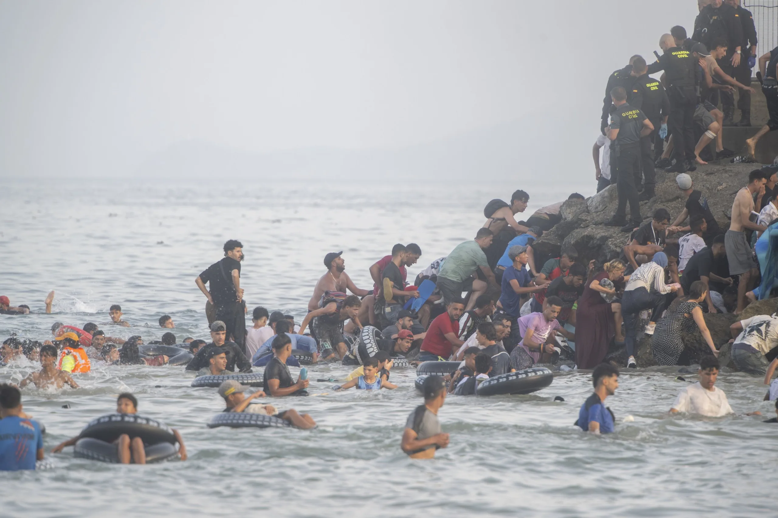 Η Ισπανία υψώνει πλωτό «τείχος» στη Θέουτα – 48.000 άνθρωποι επέστρεψαν στο Μαρόκο Δεκάδες άνθρωποι κολυμπούν και ανεβαίνουν σε βραχώδη ακτή της Θέουτα, παρουσία της ισπανικής Πολιτοφυλακής