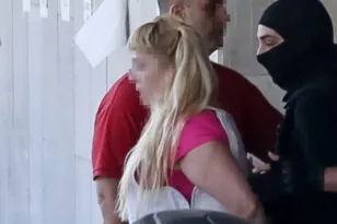 Η 46χρονη κατηγορούμενη για την υπόθεση Marfin κατά την άφιξή της στα δικαστήρια της Ευελπίδων