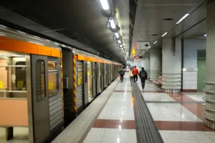 Συρμός του ΗΣΑΠ σε σταθμό της Γραμμής 1 του Μετρό