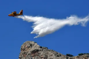 Η μεγάλη φωτιά στη Σίβηρη Χαλκιδικής κατά τη διάρκεια της επιχείρησης κατάσβεσης