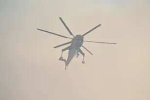 Ελικόπτερο σε πτήση πάνω από νησιωτική περιοχή της Ελλάδας