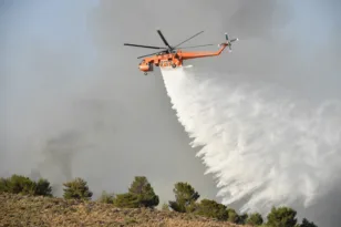 Φωτιά στα Βίλια: Ελικόπτερο Erickson κατεβαίνει σχεδόν πάνω από πυροσβεστικό όχημα – Βίντεο