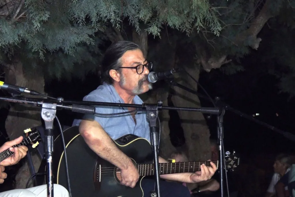 Κουρούτα: Ρεμπέτικη βραδιά γέμισε την πλατεία – Χορός και τραγούδι μέχρι αργά ΦΩΤΟ