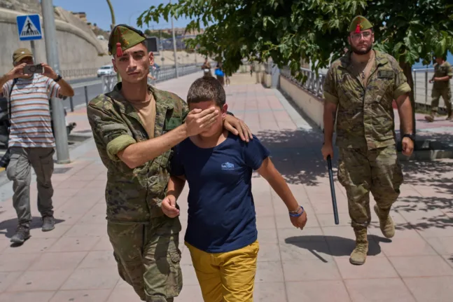 Μετανάστες στη Θέουτα, κοντά στα σύνορα της Ισπανίας με το Μαρόκο