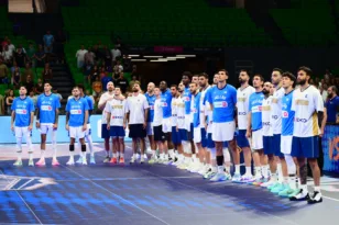 Ελλάδα – Κύπρος: Αγκαλιάστηκαν και τραγούδησαν μαζί τον Εθνικό Ύμνο πριν το τζάμπολ