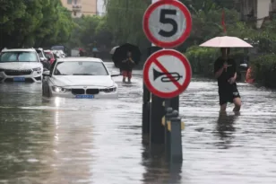 Κίνα: Ο Dolphin «βούλιαξε» τη Σαγκάη – 943 πτήσεις ακυρώθηκαν, πάνω από 1 εκατ. εκκενώσεις