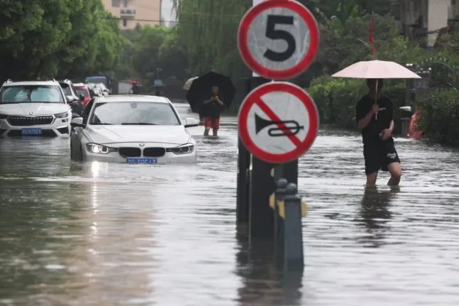 Πλημμυρισμένος δρόμος στη Σαγκάη μετά το πέρασμα του τυφώνα Dolphin από την ανατολική Κίνα