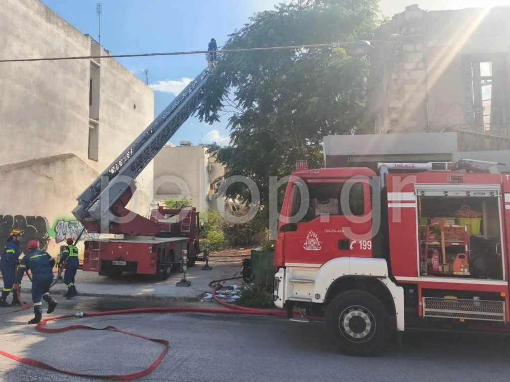 Περιορίστηκε η φωτιά σε εγκαταλελειμμένα κτίρια στο κέντρο της Πάτρας ΦΩΤΟ ΒΙΝΤΕΟ