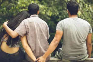 44 χρόνια χωρίς το «σεντόνι»: Η μέρα που η μοιχεία έπαψε να είναι έγκλημα στην Ελλάδα
