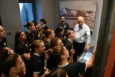 Η γυναικεία ομάδα ποδοσφαίρου της ΑΕΚ στο Δημοτικό Μουσείο Καλαβρυινού Ολοκαυτώματος ΦΩΤΟ