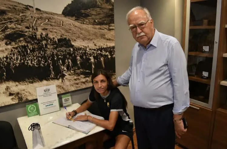 Η γυναικεία ομάδα ποδοσφαίρου της ΑΕΚ στο Δημοτικό Μουσείο Καλαβρυινού Ολοκαυτώματος ΦΩΤΟ Η γυναικεία ομάδα ποδοσφαίρου της ΑΕΚ στο Δημοτικό Μουσείο Καλαβρυινού Ολοκαυτώματος ΦΩΤΟ