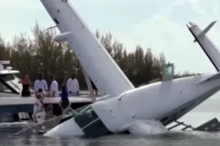 Βίντεο-σοκ στις Μπαχάμες: Υδροπλάνο πέφτει πάνω σε προβλήτα με 10 άτομα