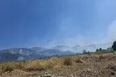 Φωτιά στην Αιγιάλεια: Βελτιωμένη η εικόνα αλλά γίνεται μάχη με αναζωπυρώσεις - Νέα δύσκολη νύχτα