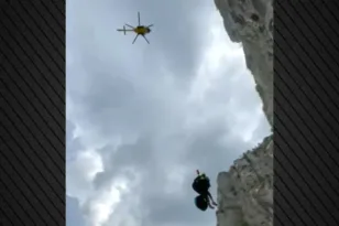 Γαλλία: Αλεξιπτωτιστής εγκλωβίστηκε σε βράχο στα 200 μέτρα – Η δύσκολη διάσωση ΒΙΝΤΕΟ