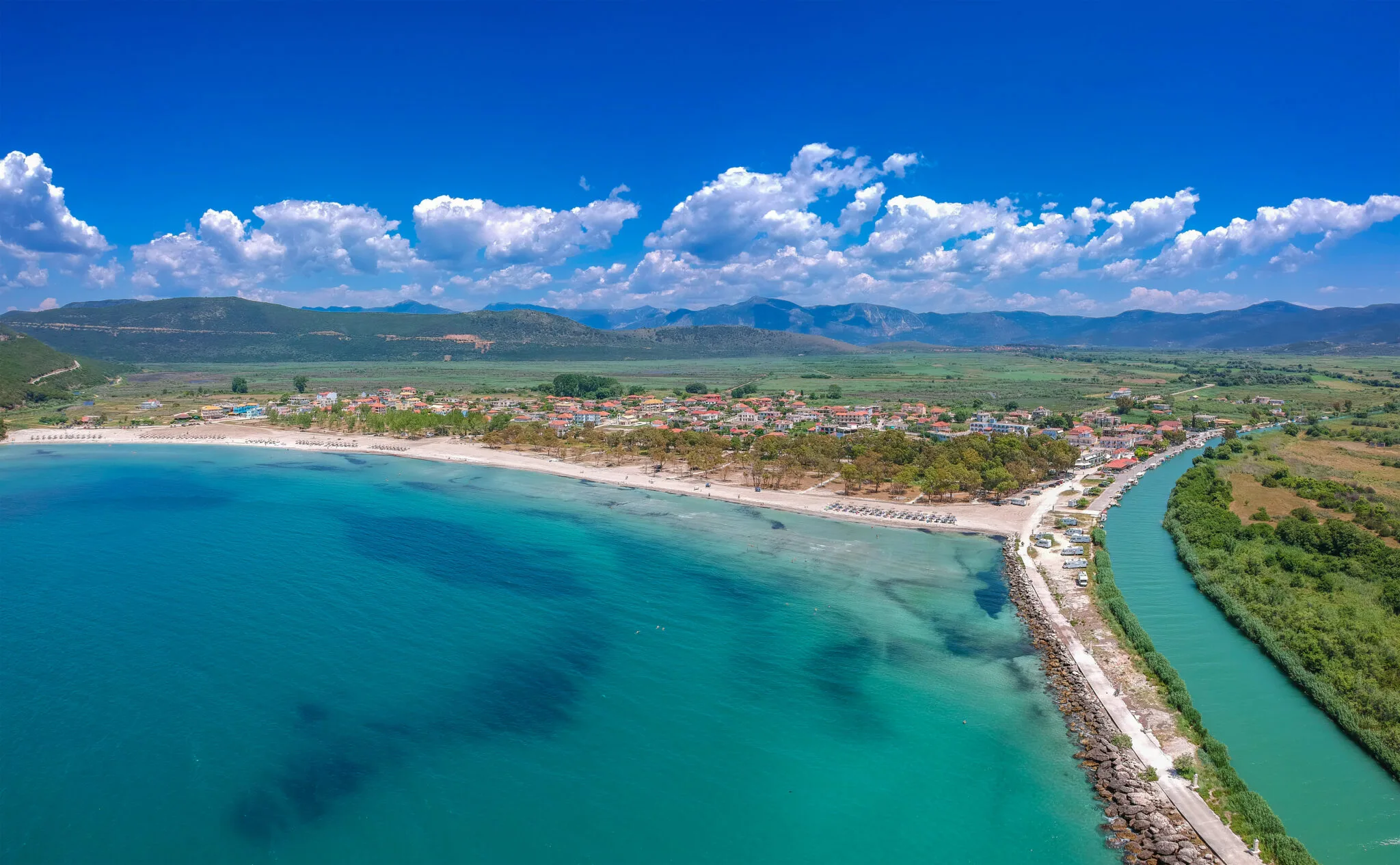 Δεν έκλεισες ακόμα διακοπές; 5 μέρη δίπλα στη θάλασσα όπου αξίζει να ψάξεις δωμάτιο τώρα Αεροφωτογραφία της Αμμουδιάς Πρέβεζας και των εκβολών του Αχέροντα στο Ιόνιο