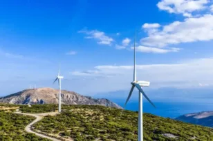 ΑΠΕ: Σε ισχύ το νέο Χωροταξικό – Πού μπαίνουν απαγορεύσεις για φωτοβολταϊκά και αιολικά