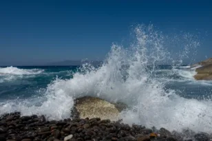 Καιρός: Θυελλώδεις άνεμοι έως 9 μποφόρ την Παρασκευή – Πού θα επιμείνουν τον Δεκαπενταύγουστο
