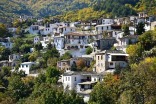 Το road trip της Πελοποννήσου που χωρά θάλασσα, καταρράκτες και λευκά χωριά σε ένα Σαββατοκύριακο