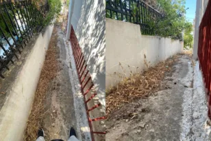 Πάτρα: Εξι χρόνια αναμονής για έναν δρόμο επτά μέτρων στην Αρόη με «θύμα» οικογένεια με ΑμεΑ