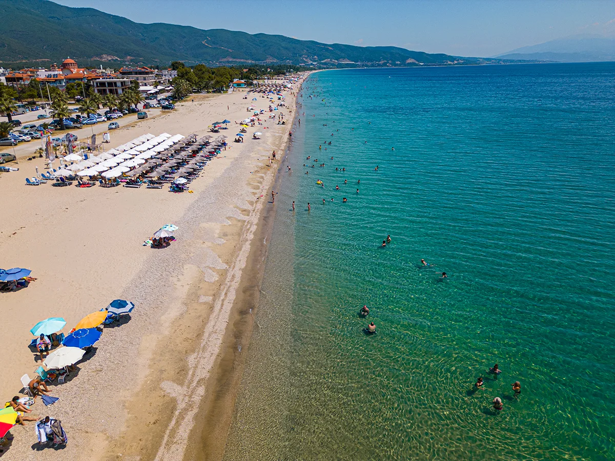 Δεν έκλεισες ακόμα διακοπές; 5 μέρη δίπλα στη θάλασσα όπου αξίζει να ψάξεις δωμάτιο τώρα Η μεγάλη παραλία της Ασπροβάλτας με καθαρά νερά, ομπρέλες και λουόμενους