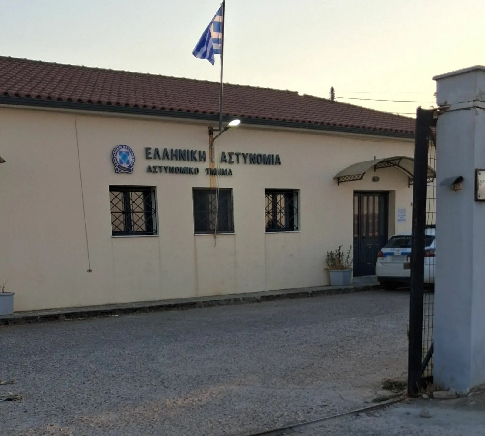 Δραματική Επίθεση στο Αστυνομικό Τμήμα Γαστούνης: Οι Ανησυχίες για την Ασφάλεια αυξάνονται!