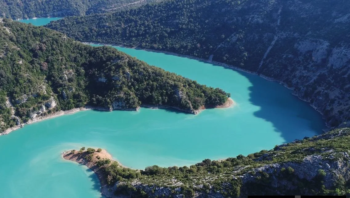 Η Δυτική Ελλάδα ανθίζει: Οι χειμερινές και ανοιξιάτικες βροχές αναζωογονούν τις λεκάνες της χώρας